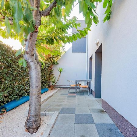Crowonder Lucky Holiday House With Pool And Patio 30 Meters From The Beach 자다르 외부 사진