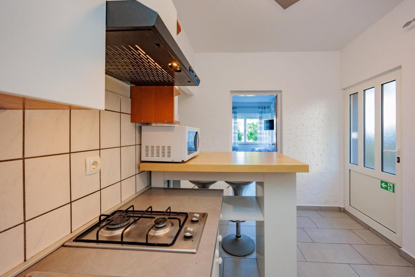 Crowonder Lucky Holiday House With Pool And Patio 30 Meters From The Beach 자다르 외부 사진