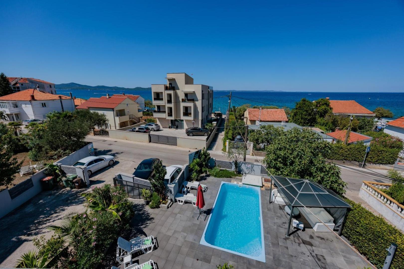 Crowonder Lucky Holiday House With Pool And Patio 30 Meters From The Beach 자다르 외부 사진