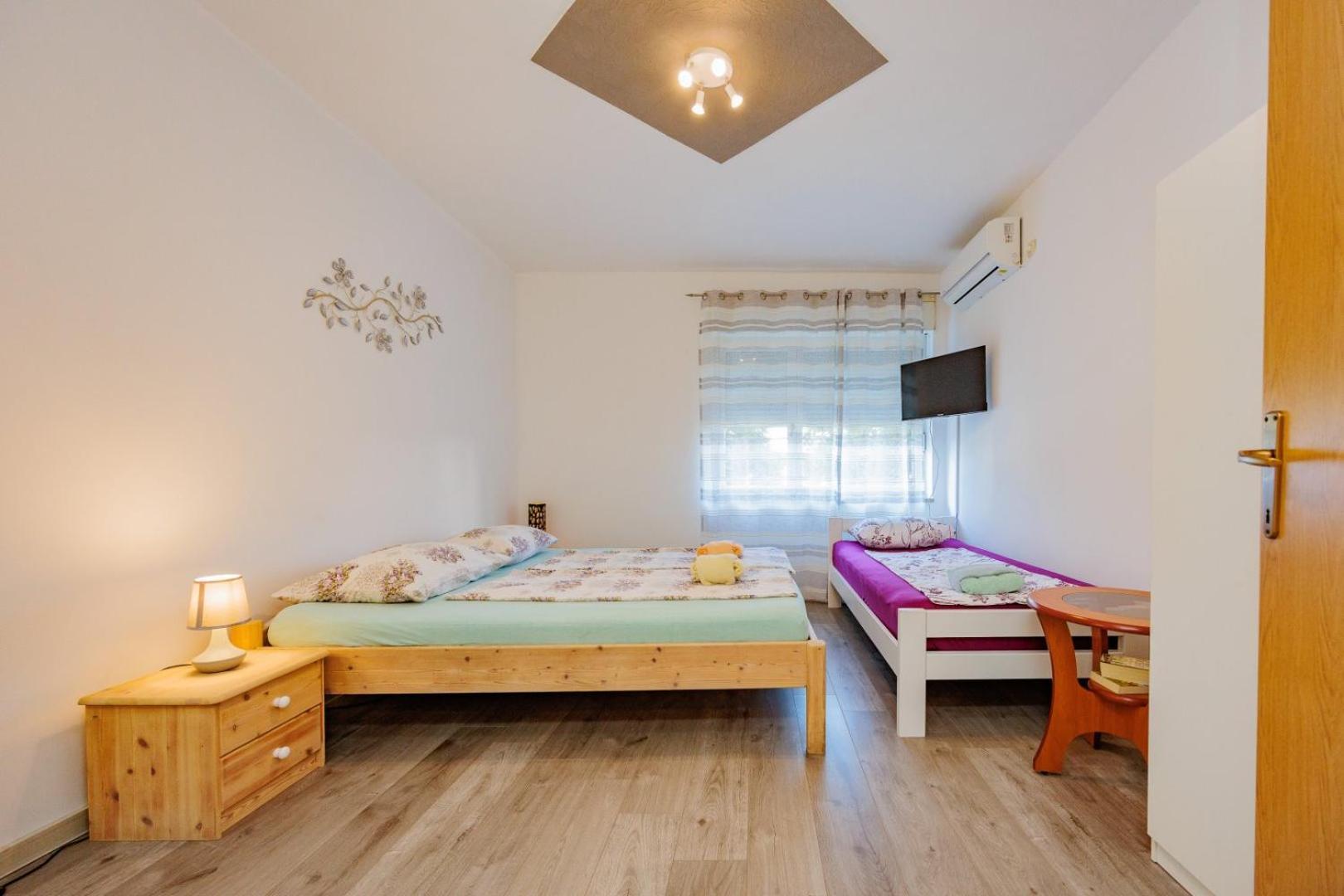 Crowonder Lucky Holiday House With Pool And Patio 30 Meters From The Beach 자다르 외부 사진