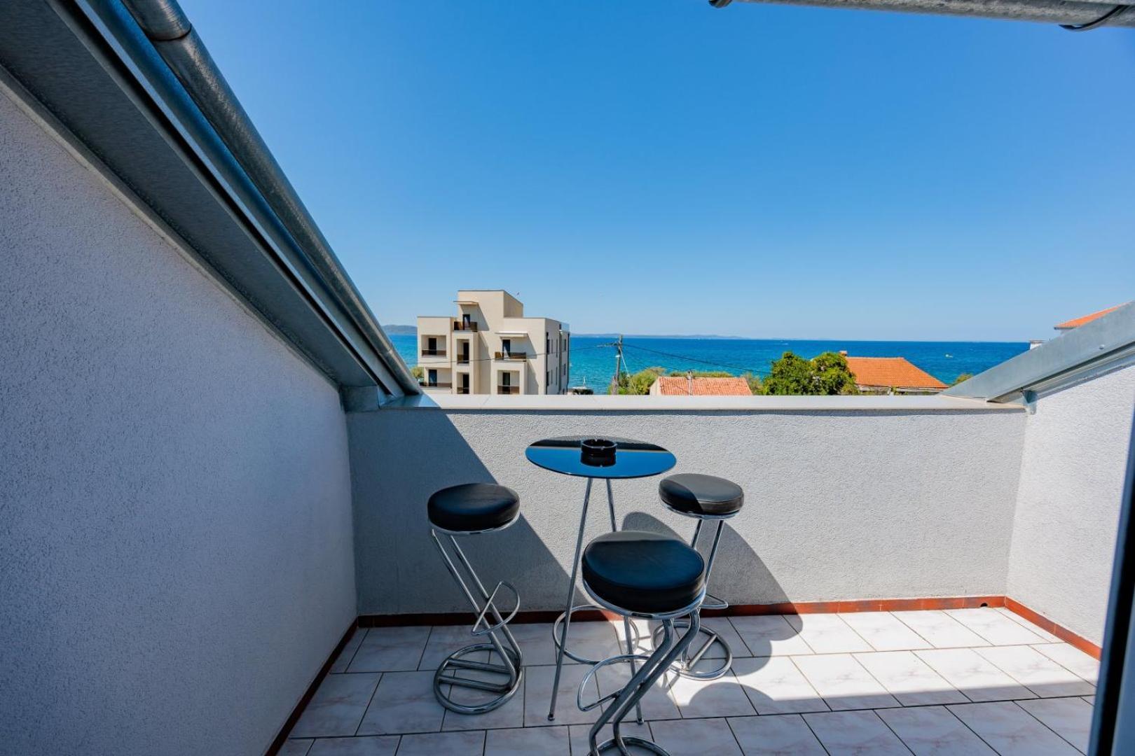 Crowonder Lucky Holiday House With Pool And Patio 30 Meters From The Beach 자다르 외부 사진