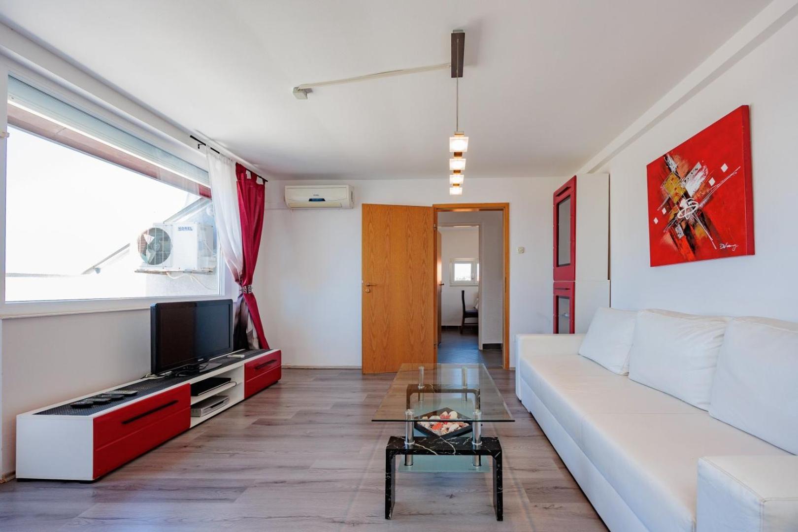 Crowonder Lucky Holiday House With Pool And Patio 30 Meters From The Beach 자다르 외부 사진