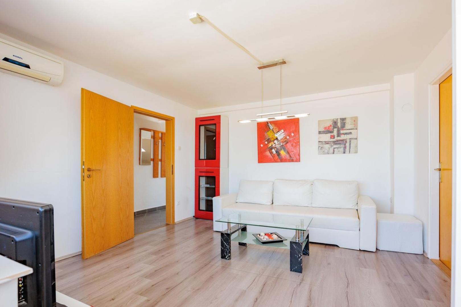 Crowonder Lucky Holiday House With Pool And Patio 30 Meters From The Beach 자다르 외부 사진