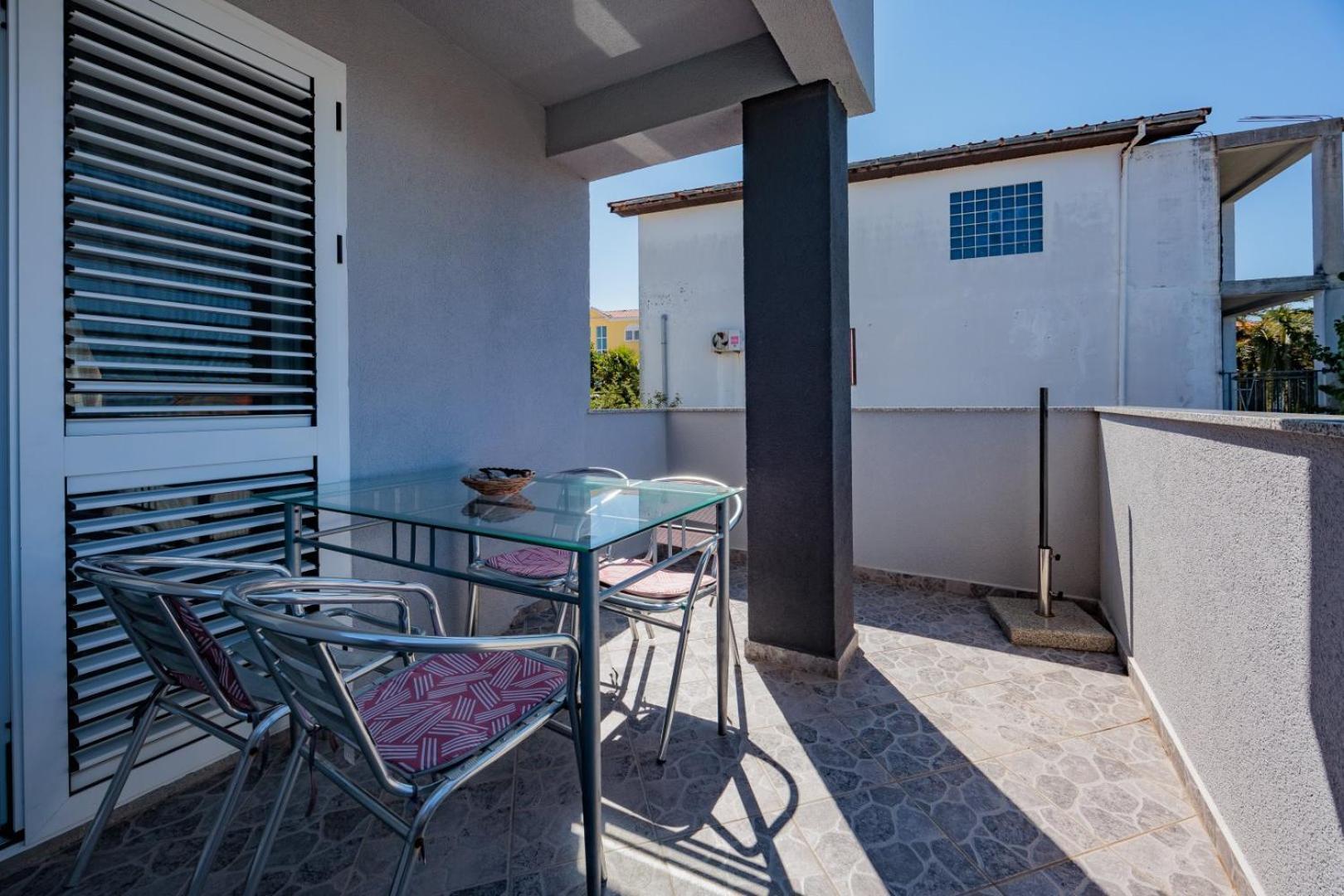 Crowonder Lucky Holiday House With Pool And Patio 30 Meters From The Beach 자다르 외부 사진
