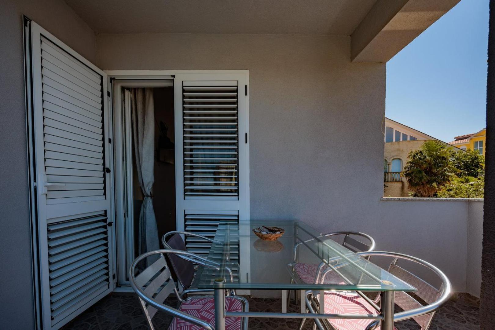 Crowonder Lucky Holiday House With Pool And Patio 30 Meters From The Beach 자다르 외부 사진