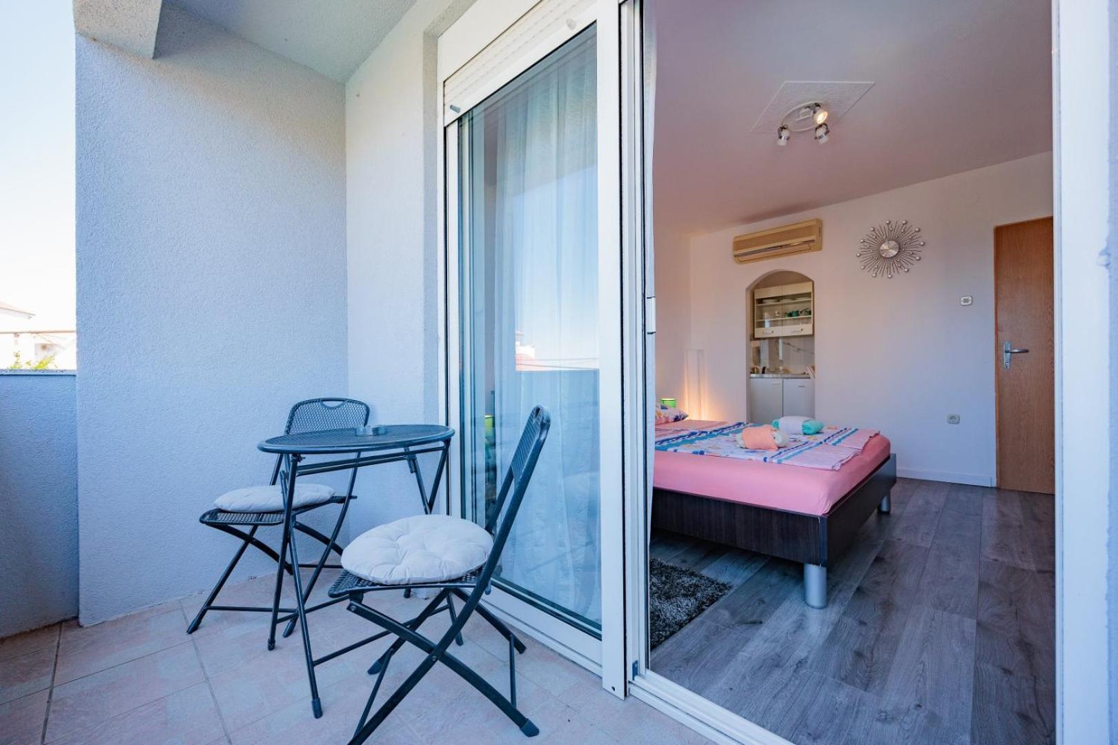 Crowonder Lucky Holiday House With Pool And Patio 30 Meters From The Beach 자다르 외부 사진