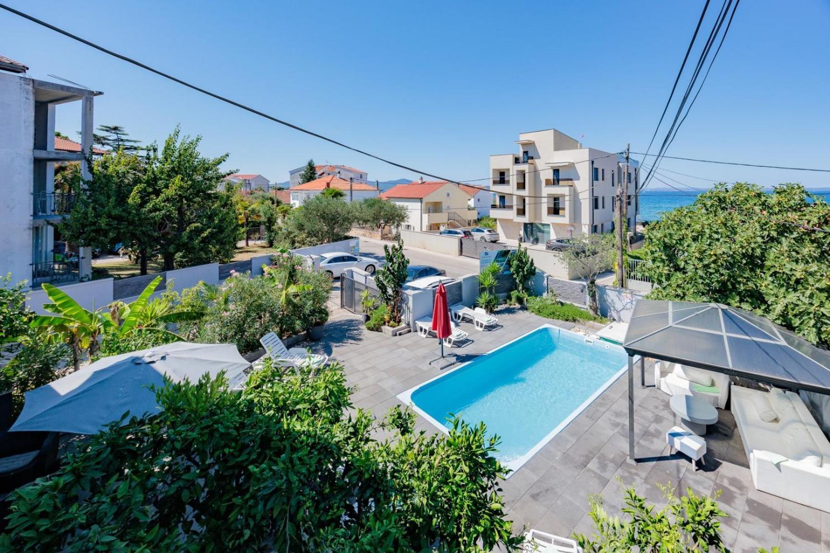 Crowonder Lucky Holiday House With Pool And Patio 30 Meters From The Beach 자다르 외부 사진