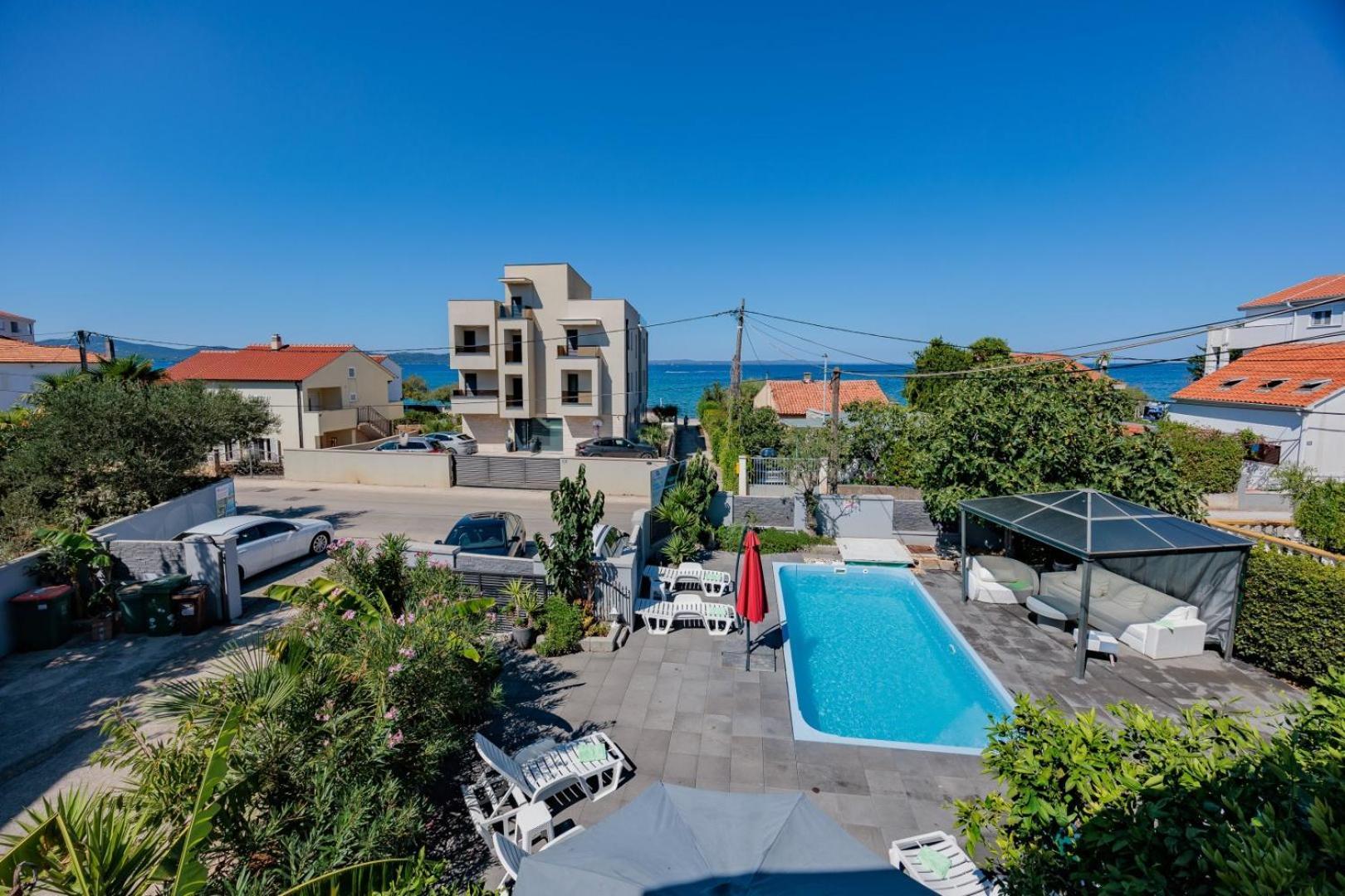 Crowonder Lucky Holiday House With Pool And Patio 30 Meters From The Beach 자다르 외부 사진