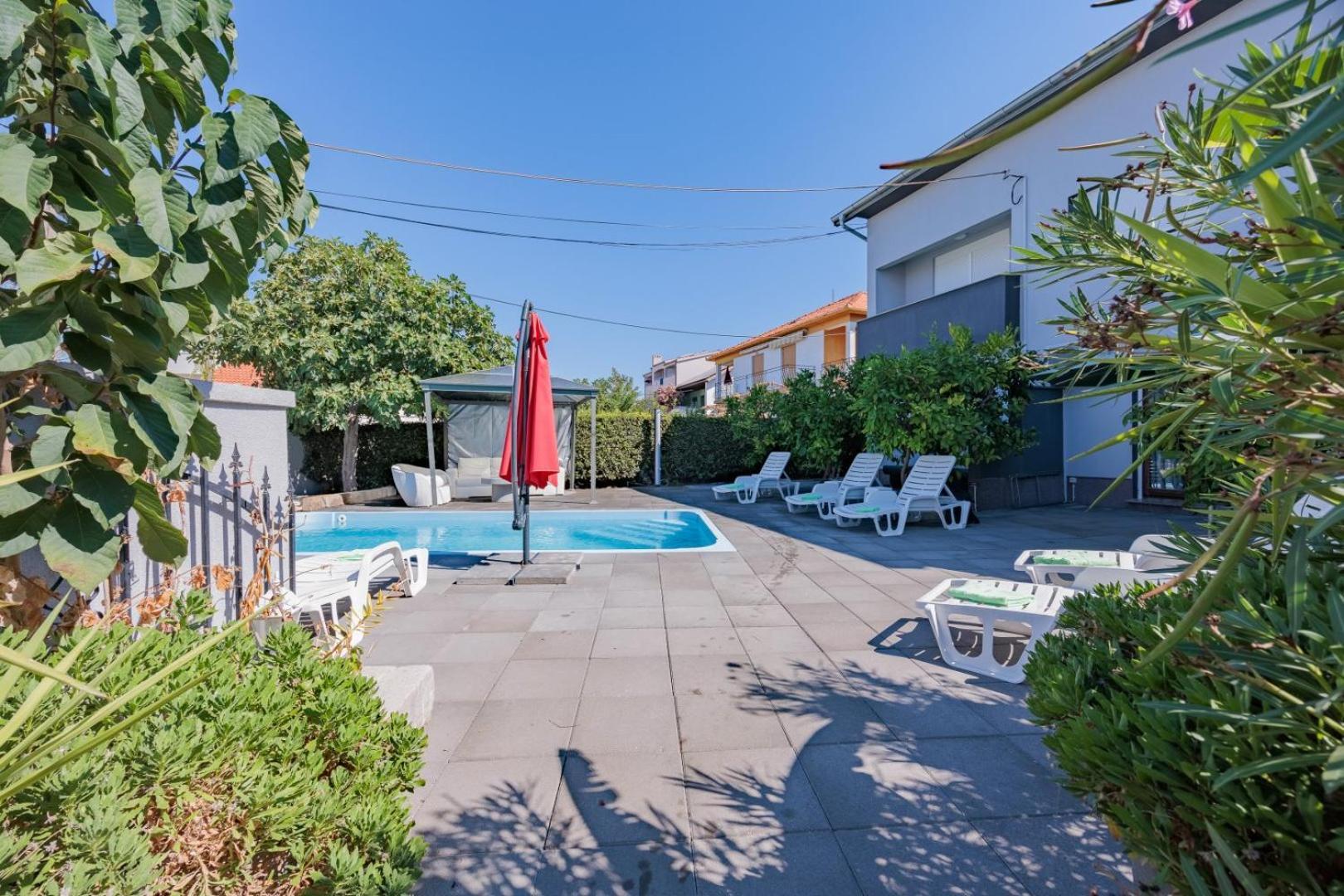Crowonder Lucky Holiday House With Pool And Patio 30 Meters From The Beach 자다르 외부 사진