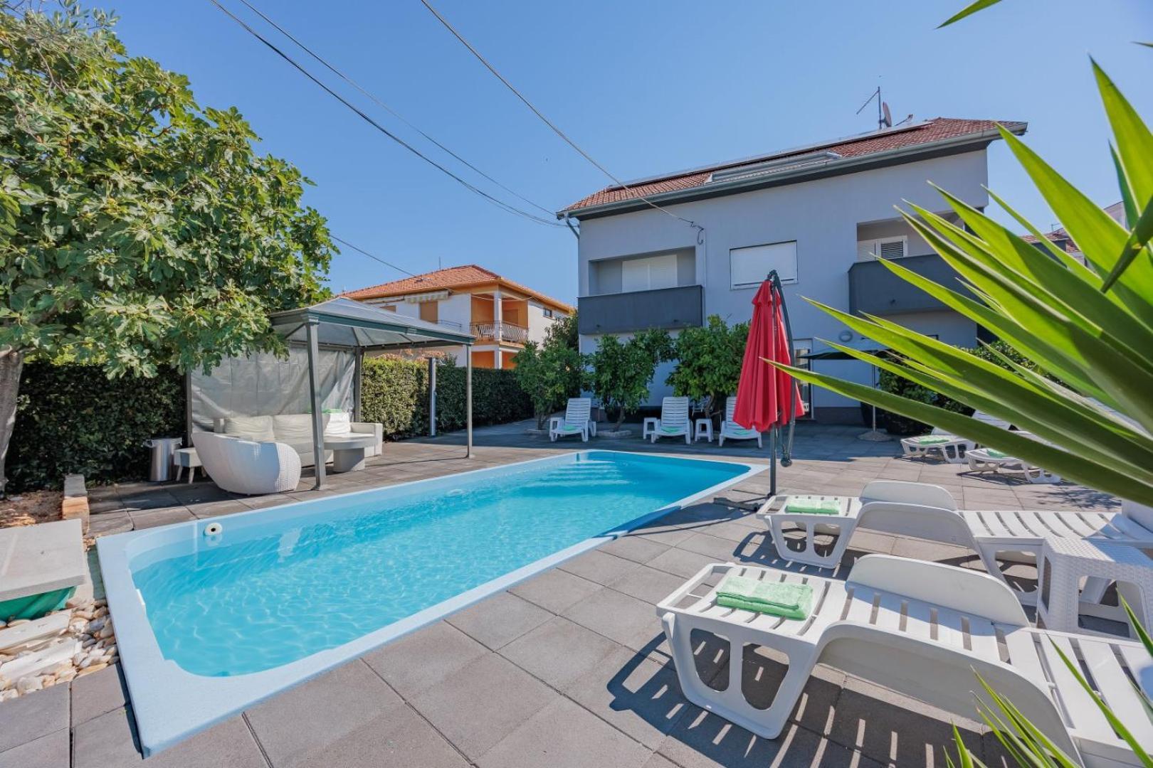 Crowonder Lucky Holiday House With Pool And Patio 30 Meters From The Beach 자다르 외부 사진