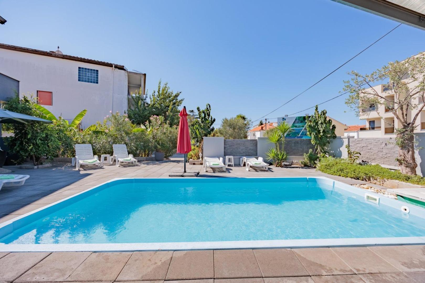 Crowonder Lucky Holiday House With Pool And Patio 30 Meters From The Beach 자다르 외부 사진