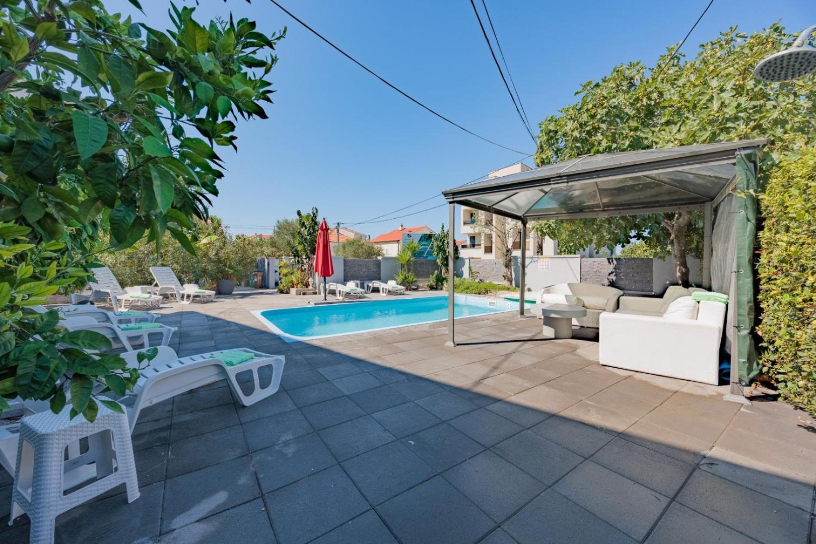 Crowonder Lucky Holiday House With Pool And Patio 30 Meters From The Beach 자다르 외부 사진