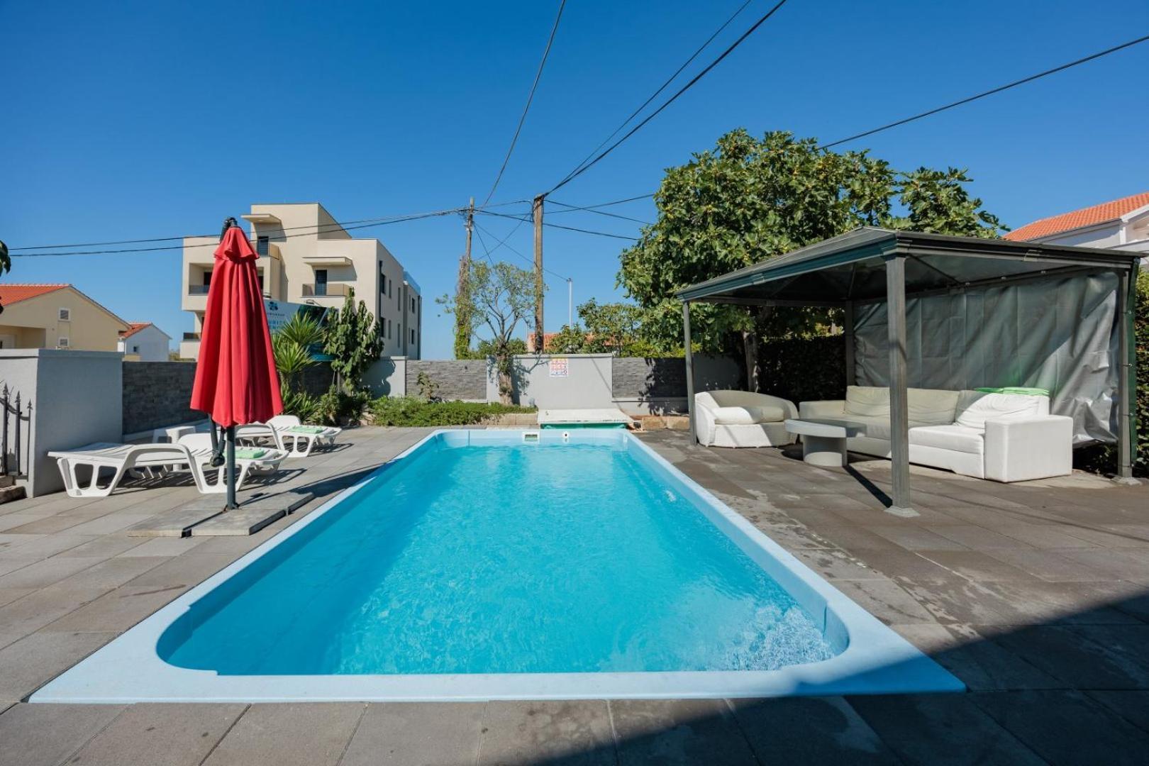 Crowonder Lucky Holiday House With Pool And Patio 30 Meters From The Beach 자다르 외부 사진
